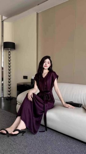 夏季新品夏季赫本风垂感高级感醋酸缎收腰显瘦大摆V领连衣裙三色Smlxl