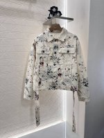 dio*2025新品上架 印花牛仔外套短裙套装 定制Yb斜纹棉牛仔材质 透气舒适 质感十足 套装通体以大面积工笔画手法 兰草花鸟元素为亮点 腰带外套版型 精巧翻