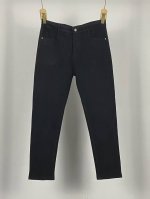 140包邮 thom Browne -汤姆布朗牛仔裤.采用软牛仔布料上身舒适感强 后面立体Logo采用铁标工艺 Tb标志色织带 细节设计低调增添质感 . 原版五
