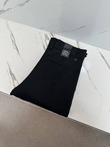 prada 男士商务休闲时装款西裤# 此款无疑是最精致最高级的存在非常显气质的一款西装裤 也是日常工作休闲必备的百搭裤装 修身直筒版型裁剪 穿着亮眼时髦减龄 游