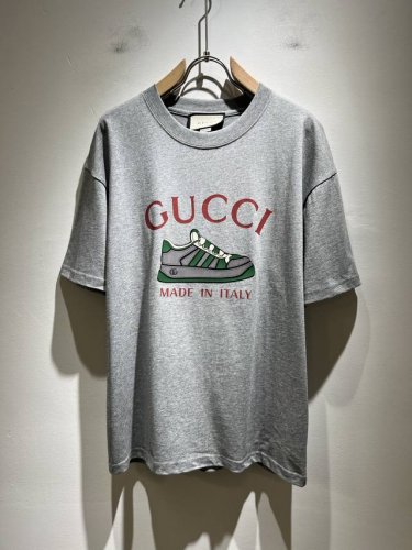 Gucc*古家 2025春夏新款男女同情侣款休闲宽松棉质圆领短袖T恤衫 贸易公司渠道稀出 同步官网发售 2025春夏最新系列 经典时尚设计元素 为全新系列注入满
