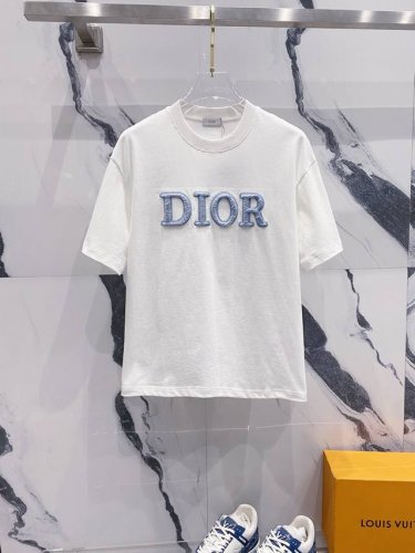 隔天到 Dior迪奥 字母Logo植毛工艺 Logo标识精致升级，灵感源自八十年代复古 原版面料 官方同款 短袖T恤 定制260克同缸染面料 手感非常舒服 春夏