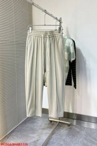L526 Bv 2025Ss春夏新款燕麦色斜纹棉质抽绳长裤，男士立体中缝线设计时尚百搭休闲！贸易公司渠道稀出，同步官网发售！一款融合了舒适与时尚的精品之作，其每