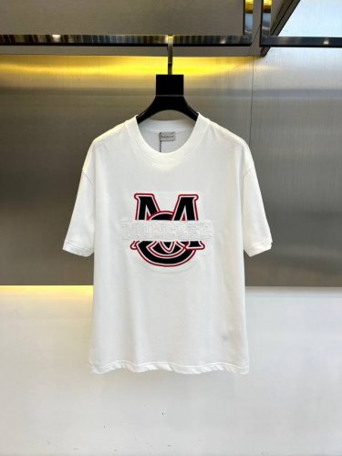 蒙口 2025春装新品爆款短袖T恤 这款T恤采用客供定制平纹针织棉布 面料克重足 手感瓷实柔软 质感挺括有型 无论是从触感还是视觉上 都给人一种高档而舒适的感觉