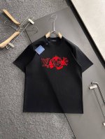 Lv 重磅推荐！2025Ss夏装新品 专柜在售 经典款历久不衰 最新系列荧光图案Logo短袖T恤 必须人手一件的节奏！进口顶极高密度纯棉面料，极为亲肤舒适 摸上