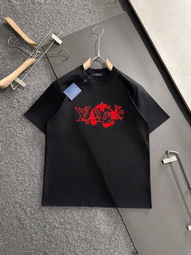 Lv 重磅推荐！2025Ss夏装新品 专柜在售 经典款历久不衰 最新系列荧光图案Logo短袖T恤 必须人手一件的节奏！进口顶极高密度纯棉面料，极为亲肤舒适 摸上