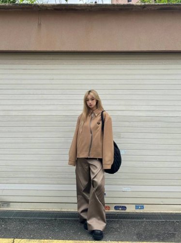 prada 普拉达春季重磅混纺S拉链翻领夹克外套 普拉达春季新款 Cleanfit短款翻领夹克外套重磅混纺面料 挺括有型 上身有垂坠感 抗褶皱 领口袖口处两色金