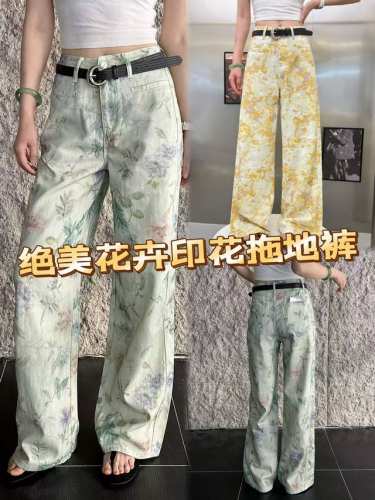 把夏日烂漫穿身上！！ 绝美花卉印花拖地裤，清新色调搭配浪漫花卉图案，如诗如画。宽松拖地版型，走路自带潇洒气场，轻松拉长身形比例。高腰设计搭配腰带，勾勒纤细腰线。
