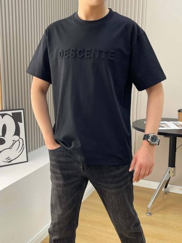 566# Descente迪桑特 立体浮雕压花字母凹凸圆领短袖T恤，男女同款！官网同步，专柜纯棉面料！贴肤舒适，耐看又好穿，经典简约Logo设计，原厂工艺一丝不