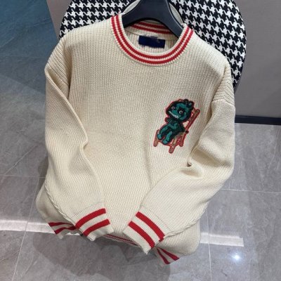 Dior迪奥 迪奥小恐龙图案针织圆领米色毛衣 秋天就得来一件高品质的针织衫 满足你在不同场景的穿搭需求 这件迪奥的小恐龙坐着椅子俏皮可爱 撞色边设计的针织套头衫
