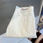 Fendi芬迪 2025春夏新品 男士原单重磅限量丹宁软布牛仔裤 比较百搭的一款丹宁牛仔色 最纯粹的原色调 通体无复杂工艺做噱头 视觉非常干净 唯独破洞重水洗极