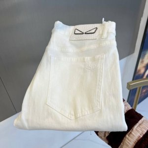 Fendi芬迪 2025春夏新品 男士原单重磅限量丹宁软布牛仔裤 比较百搭的一款丹宁牛仔色 最纯粹的原色调 通体无复杂工艺做噱头 视觉非常干净 唯独破洞重水洗极