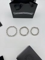 chrome Hearts克罗心 Ch十字架基础款手链 每个环上都有Ch的刻字+小十字架 远看是一条简简单单的手链，但是细节真的很有个性。叠戴更是无违和感 男女