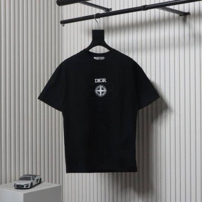 Dior X Stone Island 联名款 25Ss 罗盘贴布刺绣短袖T恤此款T恤采用了280克高支高密的面料 质感高端 独家定制 我们特别采用了定织定染技