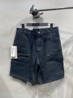 carhartt Wi P30Ss新款重磅水洗双膝工装多袋帆布短裤，把工装的实用和街头潮流完美融合。它的设计源自品牌深厚的美国工装品牌、以有百年历史，又加入当下