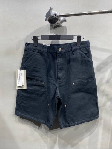 carhartt Wi P30Ss新款重磅水洗双膝工装多袋帆布短裤，把工装的实用和街头潮流完美融合。它的设计源自品牌深厚的美国工装品牌、以有百年历史，又加入当下