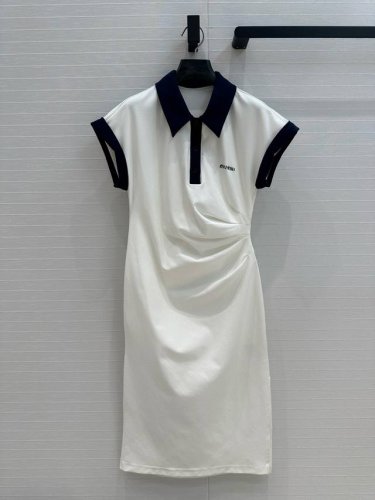 17629# 强烈推荐缪系25春夏新品 撞色polo领棉质连衣裙 定位Loho刺绣标识 捏褶收腰版型设计凸显小蛮腰隐藏小肉肉 侧边开叉小性感设计 上身巨显瘦的随
