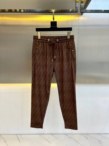 fendi芬迪、2025S春夏新品发售经休闲“双F”提花运动卫裤，贴牌装饰有经典Logo图案徽章，抽绳松紧腰头，脚口为束脚款，不用为裤子长度而纠结，休闲或运动搭
