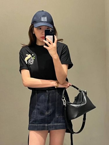上新！ 罗意威 Loewe×Suna Fujita联名兔兔情侣款短袖T！宽松版型！ 专柜卖断货 一件难求！ 胸前5W针兔兔精致刺绣 进口绣花机完美还原！ 采用顶