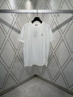 迪奥 25Ss新款 Cd Diamond T 恤是二零二五秋季男装系列新品，焕新演绎衣橱经典单品。采用白色棉质平纹针织面料精心制作，胸前饰以 Cd Diamon