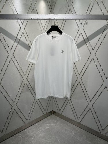 迪奥 25Ss新款 Cd Diamond T 恤是二零二五秋季男装系列新品，焕新演绎衣橱经典单品。采用白色棉质平纹针织面料精心制作，胸前饰以 Cd Diamon