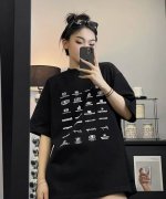 上新！ Balenciaga巴黎世家前后满印Logo侣款短袖T！宽松版型！ 采用顶级230克凯迪纯棉爽滑面料！突出精致！质感无敌！ 进口烧浆印花 绝不开裂！前后