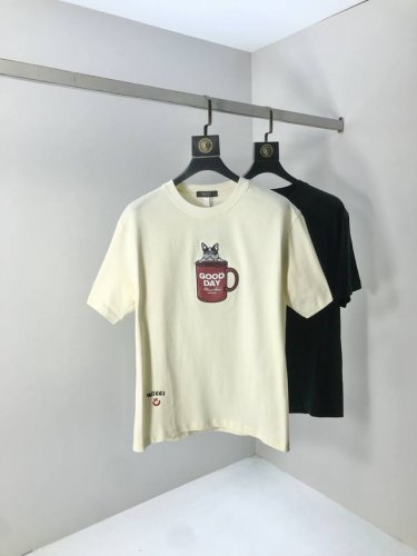 gucci。顶级货品2025春夏新款首发专柜最新款短袖圆领T恤 高端订制 设计前卫时尚！品牌Logo重工艺设计 高端定制原版欧棉面料.手感柔软.穿着舒适.B专柜