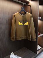 P220 Fendi 芬迪 2025新春 新款设计感卫衣 官网同步！这款T恤极简主义设计和精美细节于一身。Oversize饰边引人联想蒂罗尔着装细节，召唤摩登新