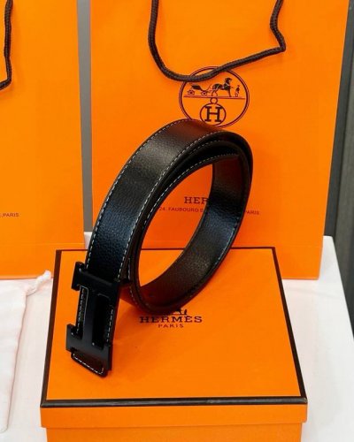hermes爱马仕简约商务百搭腰带 专柜包装！！ 货号：8144 爱马仕一向被商界人士垂青，时尚之余不失高雅，时尚潮流人士必备单品，辨识度很高！细节完美触感厚实