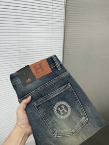 Hermes爱马仕 2025新品男士牛仔裤 面料弹性好 独家发售 官网同步 时尚优雅 重工艺设计 采用原色酵母水洗工艺 精选进口重磅丹宁牛仔面料 配专柜五金装饰