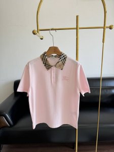burberry女士 马术骑士撞色领Polo衫 这款粉色真的爱了，夏天的味道，穿搭很松弛！太好看了它的颜色超级显白，怎么搭配都不会出错 怎么搭配都不会出错。它的