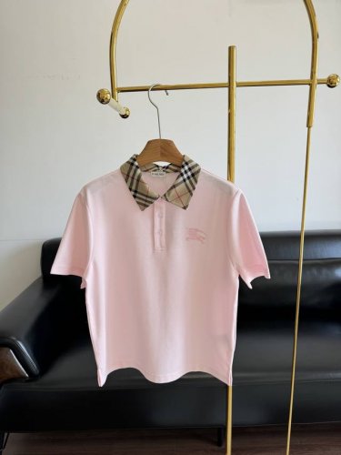 burberry女士 马术骑士撞色领Polo衫 这款粉色真的爱了，夏天的味道，穿搭很松弛！太好看了它的颜色超级显白，怎么搭配都不会出错 怎么搭配都不会出错。它的
