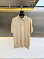 Loro piana25Ss新款进口混纺针织翻领短袖polo。兼顾舒适与品质，兰精天丝带来丝滑触感，舒弹丝则提供卓越的弹性和支撑力，让整体面料柔软亲肤，透气性佳