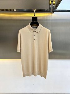 Loro piana25Ss新款进口混纺针织翻领短袖polo。兼顾舒适与品质，兰精天丝带来丝滑触感，舒弹丝则提供卓越的弹性和支撑力，让整体面料柔软亲肤，透气性佳