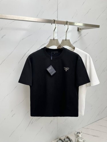 prada 2025春夏新款首发专柜最新款短袖圆领T恤 高端订制 设计前卫时尚！品牌Logo重工艺设计 高端定制280克面料.手感柔软.穿着舒适.专柜级别精致车