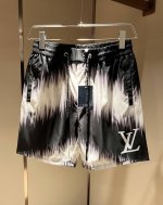 louis Vuit*On路易*登 2025春夏男女同款Logo休闲短裤，2025新款男女同款休闲短裤上线了，又是一件让人眼前一亮的佳作！主题概念的路*威登，全