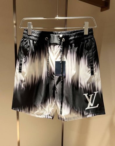 louis Vuit*On路易*登 2025春夏男女同款Logo休闲短裤，2025新款男女同款休闲短裤上线了，又是一件让人眼前一亮的佳作！主题概念的路*威登，全