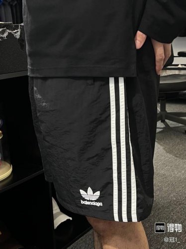 供 顶级版本 巴黎世家联名Adidas三叶草刺绣短裤 Ins爆款 宽松版型 手感柔软顺滑亲肤舒适 定制原版面料 质感细节都做到了极致 ！ 高定系列 区别市场通货