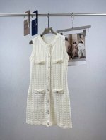 小香 立体钩花无袖连衣裙 60%涤纶，40%粘胶 涤纶具有高强度、耐磨、抗皱性特点。粘胶可提升衣物柔软度 重工艺镂空浮雕针织连衣裙，立体山茶花扣饰和包边工艺。双