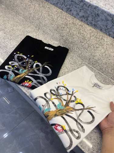 loewe罗意崴25 Sst新品春夏首发专柜 品相完美 最新款短袖圆领T恤高端订制 设计前卫时尚！品牌Logo重工艺设计高端定制长绒欧棉180克面料手感柔软.穿