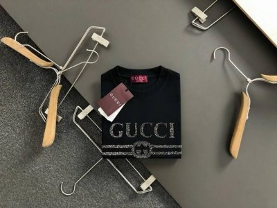 Gucc*宽松版型S-Xl 25早春最新经典字母烫钻重磅短袖，高端品质专柜原单圆领援助，顶级制作工艺进口面料，专柜款独特设计，采用进口高端订制进口丝线手感一流！