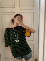 miumiu 25Ss 爆款复古条纹口袋徽标刺绣短袖 条纹元素永远是经典 Miu系复古学院风无数明星网红上身打卡，色彩鲜艳的条纹图案标志性的口袋徽标Logo刺绣