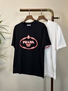 pra 普拉达 2025新款 圆领 短袖 T恤 高端版本！专柜定制面料 透气舒适度高，细节无可挑剔，品牌元素设计理念，体现高品质。手感细腻柔软！呈现休闲裁剪，上
