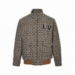 Louis Vuitton 路易威登 24Fw 串珠Logo刺绣夹克外套 遛狗绅士崇尚的丹迪精裁采撷灵感,以全幅Monogram图案重绎威尔士亲王格纹。珠饰Lv
