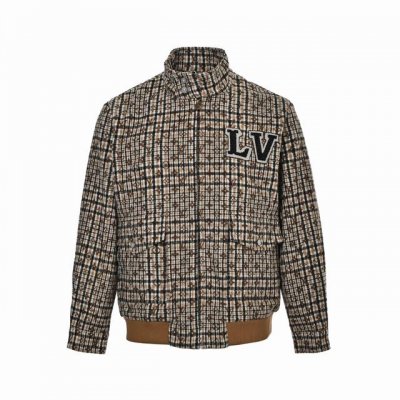 Louis Vuitton 路易威登 24Fw 串珠Logo刺绣夹克外套 遛狗绅士崇尚的丹迪精裁采撷灵感,以全幅Monogram图案重绎威尔士亲王格纹。珠饰Lv