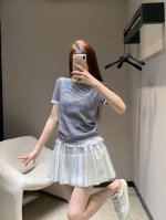 miumi* 25Ss春夏新款 撞色条针织短袖上衣丨独家高版出品！领口袖口以白色包边装饰 大身黑白细条纹交织胸前刺绣装点标志性字母徽标图案 彰显品牌个性 凸显穿