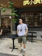prada尼龙工装短裤 面料选择： 选用标志性尼龙面料制成，通过高密度的编织结构，使其具备高强度抗撕裂，耐磨性超群。经过表面纳米涂层处理之后使其具备一定的防水功