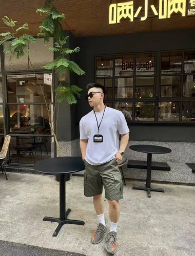 prada尼龙工装短裤 面料选择： 选用标志性尼龙面料制成，通过高密度的编织结构，使其具备高强度抗撕裂，耐磨性超群。经过表面纳米涂层处理之后使其具备一定的防水功