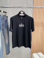 alo 2025春夏新款男女同款短袖T恤，最新款全网独家首上！！~既经典有时尚百搭，谁不爱啊，将经典再次展现，非常的耐看，自带低奢光环与辨识度！传统的品牌理念和