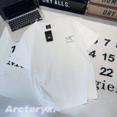 Arcteryx始祖鸟反光印花短袖 男女同款 -面料：采用原版一比一面料。 -辅料：原版拆解开发，一比一定制的小标，领标，水洗，吊牌，五金等等。 -工艺：原版分